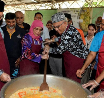 President lends a hand at briyani charity event