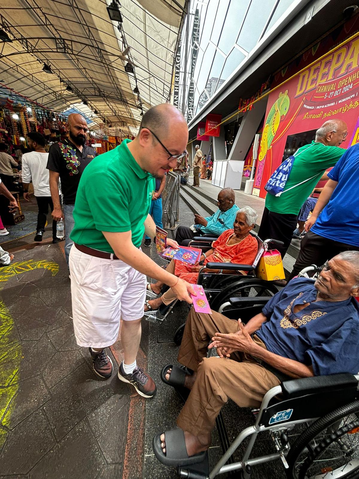 SNM Residents Visit Little India for Deepavali