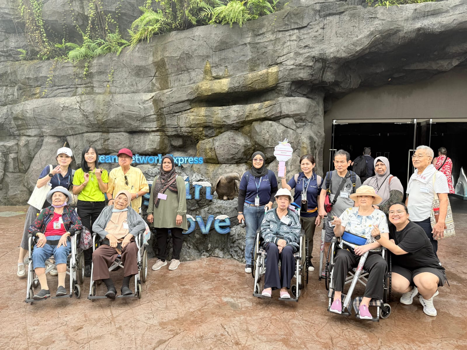 SNM Seniors Visit Bird Paradise