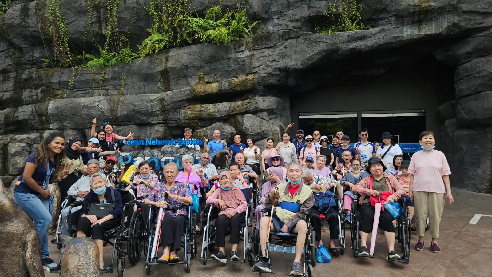 SNM Seniors Visit Bird Paradise