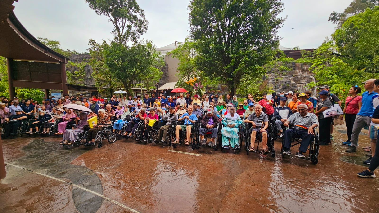 SNM Seniors Visit Bird Paradise