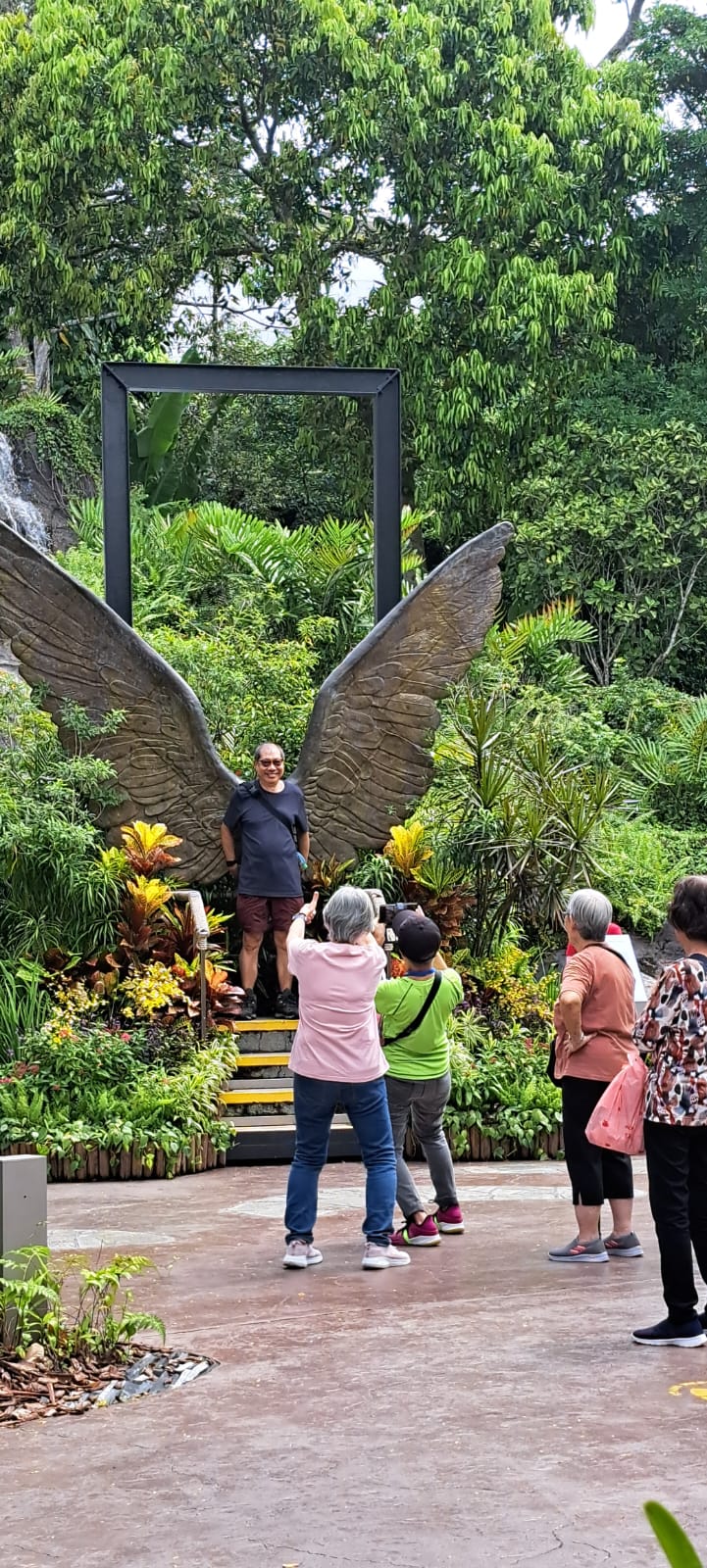 SNM Seniors Visit Bird Paradise